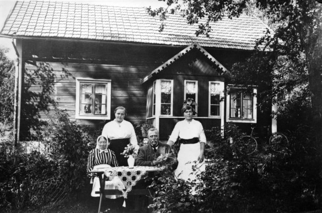 bergdalen1916sittfdkorpralenjahjeltemedhustruaugustavilhelminathdotternfridahjelte.jpg