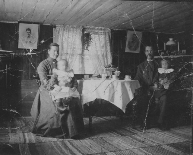 interirfrnvstrakomdalenca1910medtorparenalbertjohanssonsfamilj.jpg